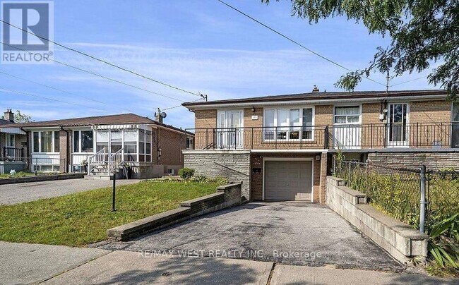 136 Duncanwoods Dr in Toronto, ON - Building Photo - Building Photo