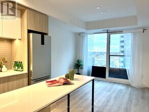 395 Square One Dr in Mississauga, ON - Building Photo - Building Photo