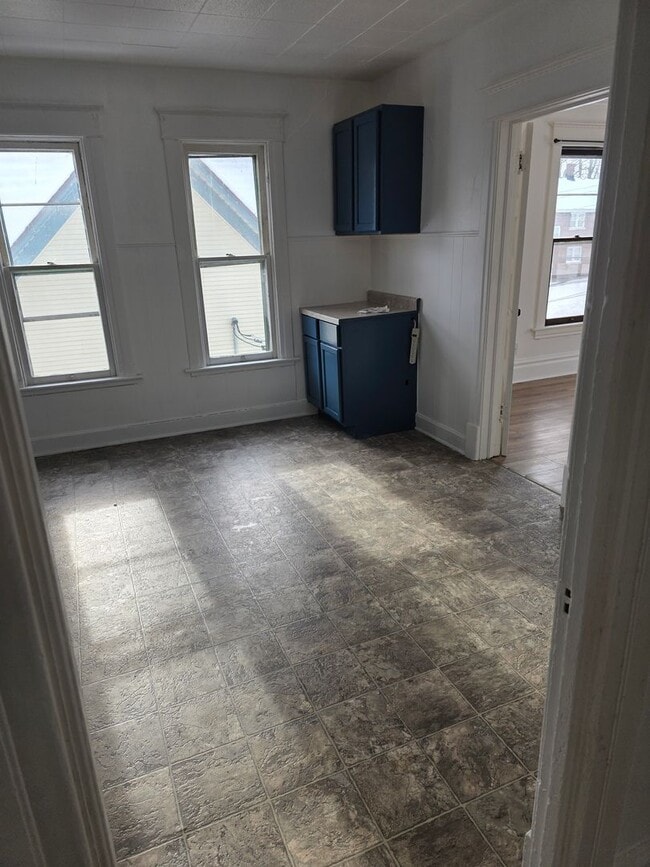 property at 402 S Gardiner Ave