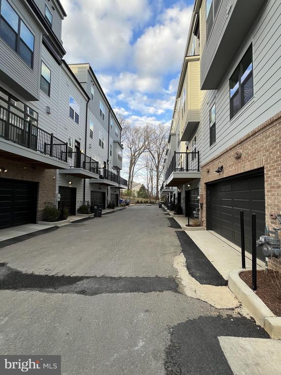 2132 Tysons Ridgeline Rd in Falls Church, VA - Foto de edificio - Building Photo