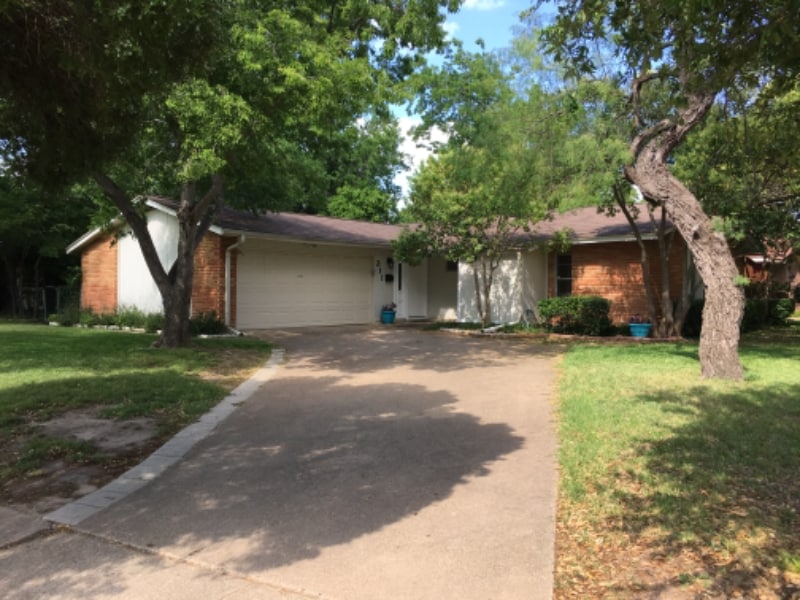 211 Hanover Ln in Irving, TX - Building Photo