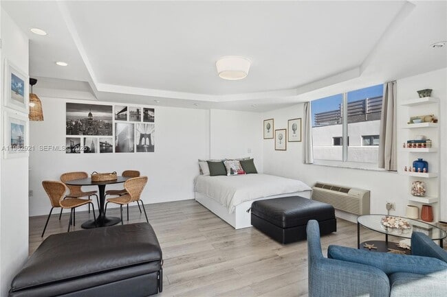 1255 Collins Ave, Unit 508 in Miami Beach, FL - Foto de edificio - Building Photo