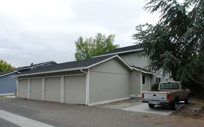 6420 Country Club Dr in Rohnert Park, CA - Building Photo - Building Photo