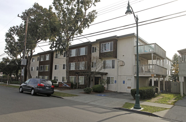China Clipper Plaza in Alameda, CA - Foto de edificio - Building Photo