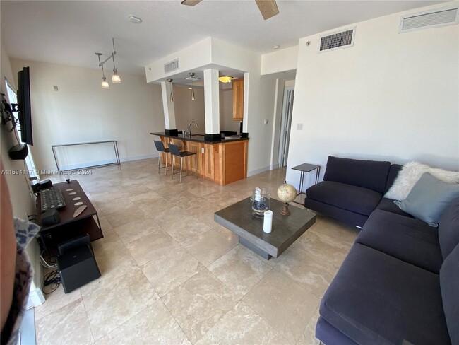 1040 10th St, Unit #204 in Miami Beach, FL - Building Photo - Building Photo