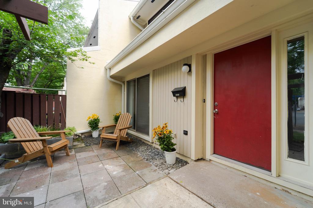 2221 Southgate Square in Reston, VA - Building Photo
