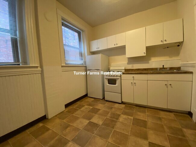 1382A Beacon St, Unit 4 in Brookline, MA - Foto de edificio - Building Photo