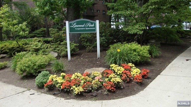 3071 Edwin Ave-Unit -2D in Fort Lee, NJ - Building Photo