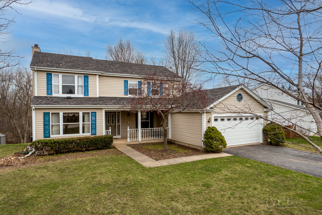 1006 Fox Trails Dr S in Cary, IL - Building Photo