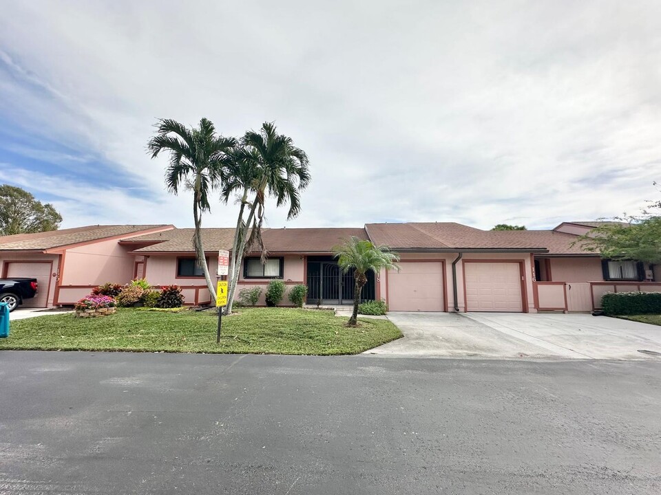 118 Mayfair Ln in Boynton Beach, FL - Foto de edificio