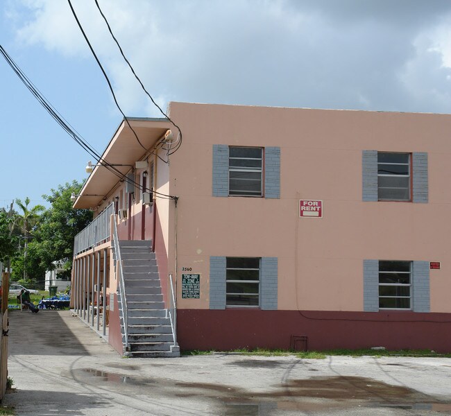 3560 Grand Ave in Miami, FL - Foto de edificio - Building Photo