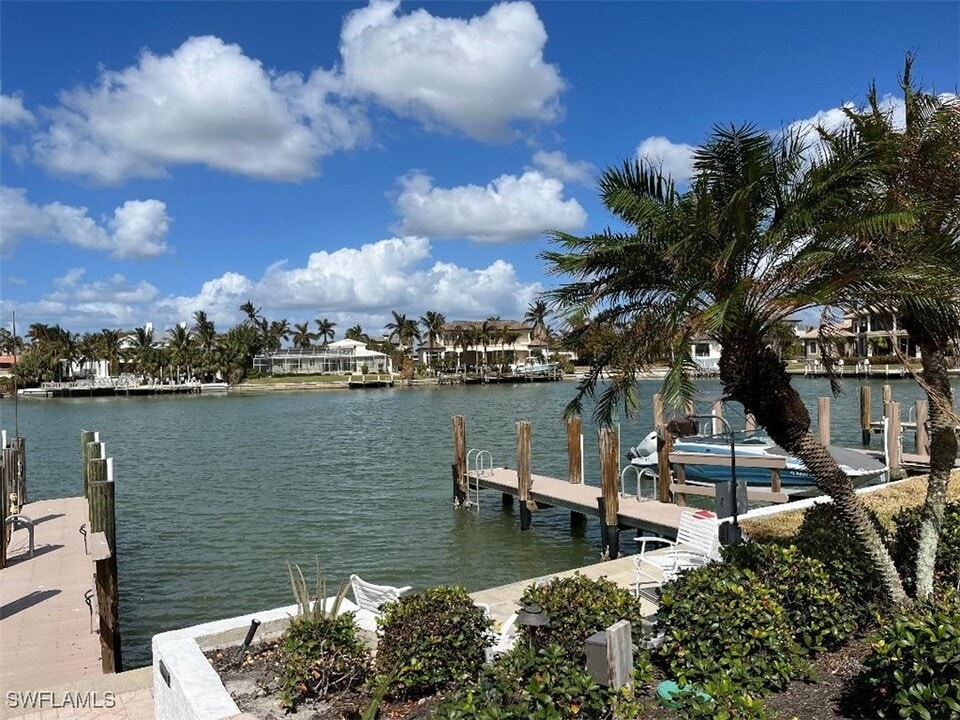 333 Harbour Dr in Naples, FL - Foto de edificio