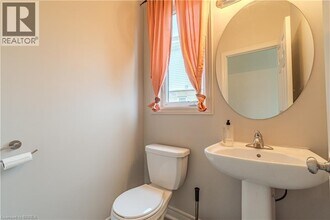 8 Barlow Pl in Brant, ON - Building Photo - Building Photo