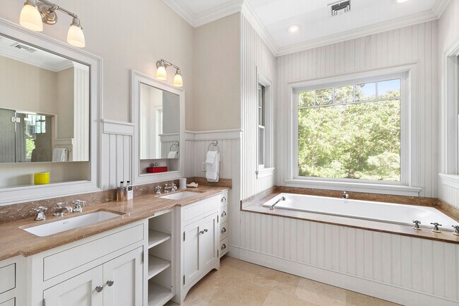 142 Bull Path in East Hampton, NY - Building Photo - Building Photo