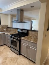 11370 W Sunset Blvd, Unit Unit B in Los Angeles, CA - Building Photo - Building Photo