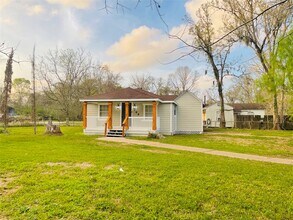 166 Sycamore Dr in Richwood, TX - Building Photo - Building Photo