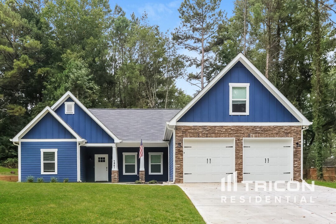 7841 Melanie Dr in Douglasville, GA - Building Photo