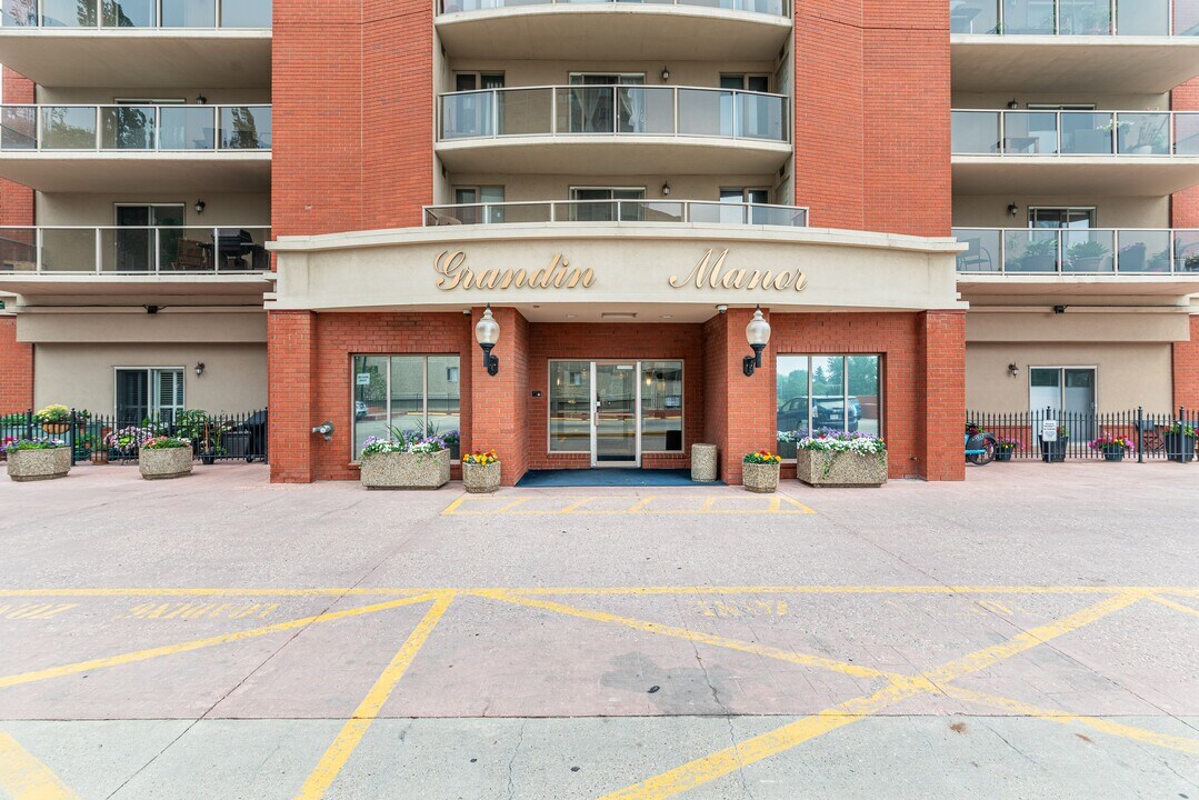 9741 110 St NW in Edmonton, AB - Building Photo