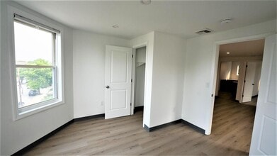 303 Boston Ave, Unit 3 in Medford, MA - Building Photo - Building Photo