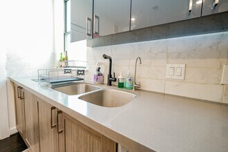 2401 Crawford St in Houston, TX - Building Photo - Building Photo