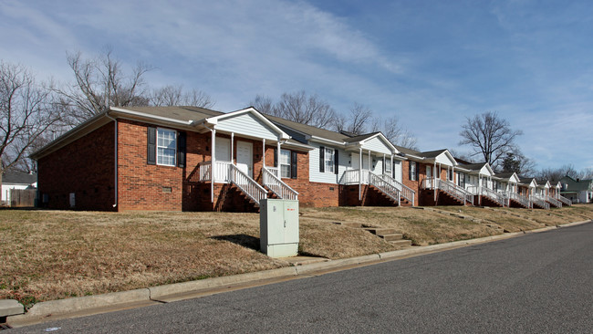 The Oaks Apartments in Graham, NC - Building Photo - Building Photo