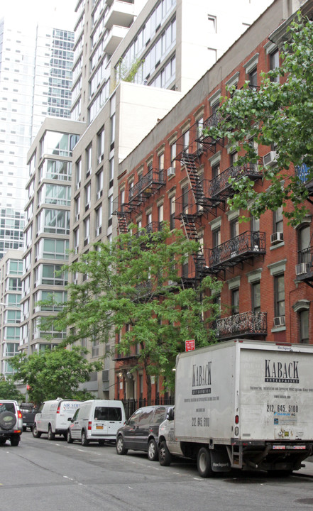 449 W 37th St in New York, NY - Building Photo