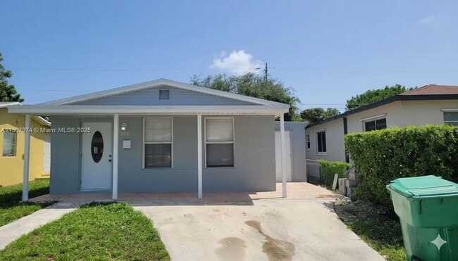 property at 935 W 5th St