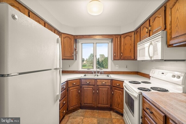 318 Evergreen Mills Rd in Leesburg, VA - Foto de edificio - Building Photo