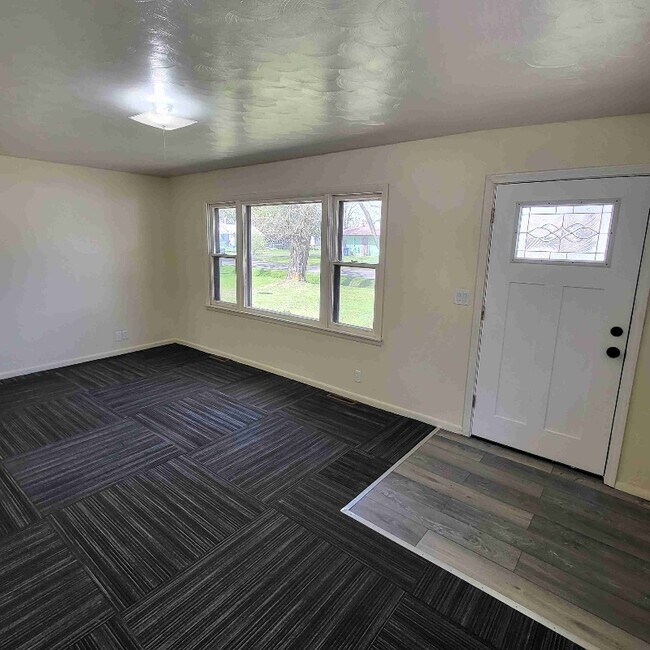 2050 Reggie Dr in Benton Harbor, MI - Foto de edificio - Building Photo