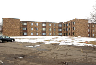 Como Place Apartments in St. Paul, MN - Building Photo - Building Photo