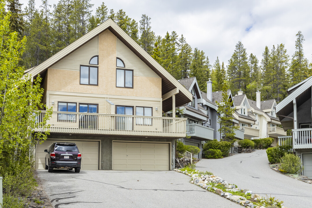 Alpine Meadows in Canmore, AB - Building Photo