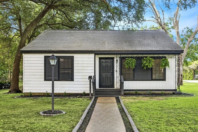 property at 2423 Meadow Ln