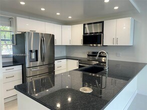 3550 NE 169th St in North Miami Beach, FL - Building Photo - Building Photo