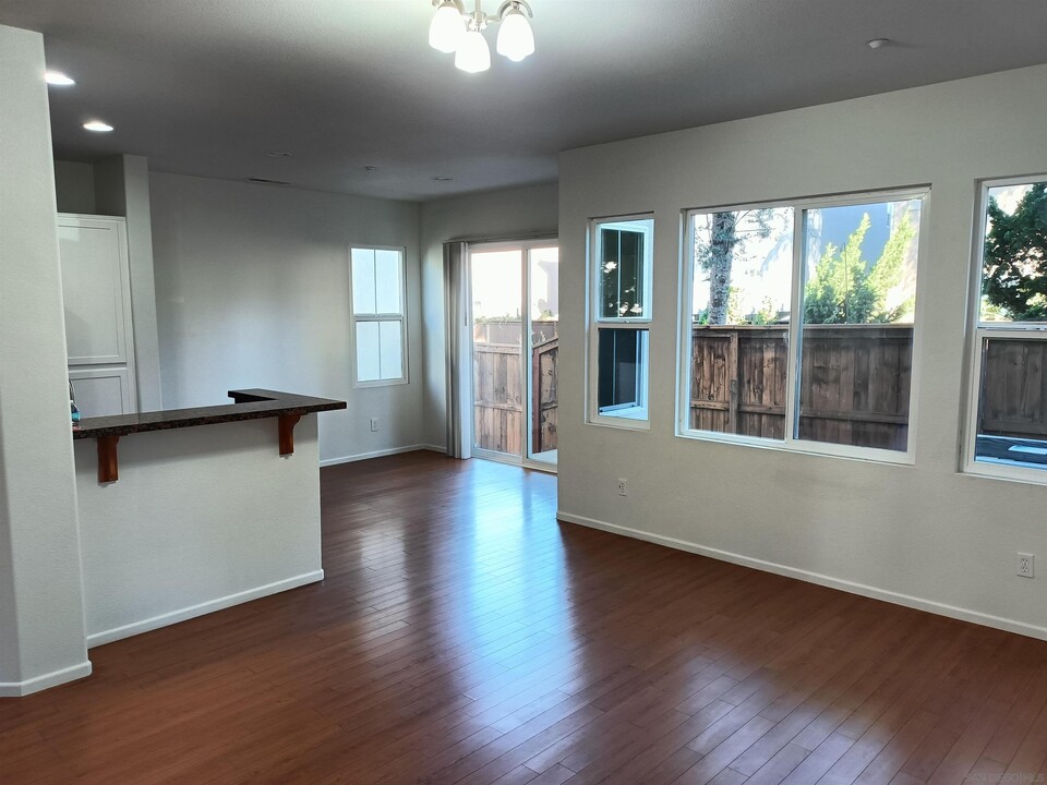 2313 Gardenia Way in National City, CA - Foto de edificio