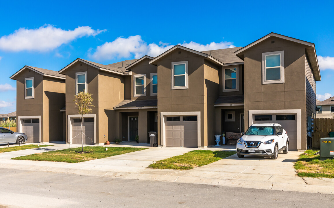 6415 Luglio Ln in San Antonio, TX - Foto de edificio