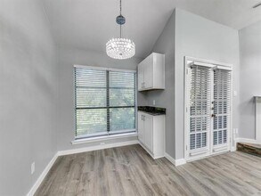 7525 Holly Hill Dr in Dallas, TX - Foto de edificio - Building Photo