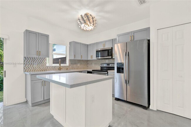 1637 SE 30th St in Homestead, FL - Building Photo - Building Photo