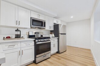 Natick Park South in Sherman Oaks, CA - Foto de edificio - Building Photo