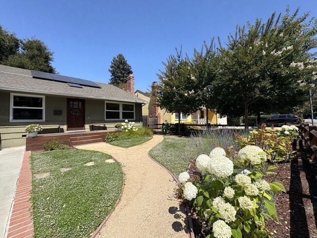 2111 Menalto Ave in Menlo Park, CA - Building Photo - Building Photo