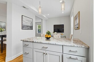 230 Saratoga St, Unit #3 in Boston, MA - Foto de edificio - Building Photo