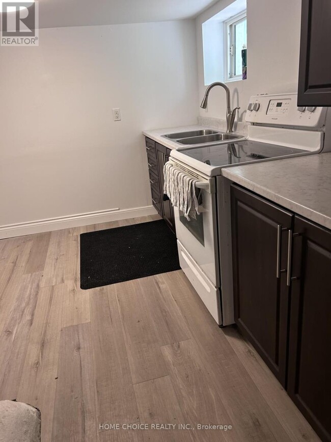 3-82 MAPLE St in St Catharines, ON - Building Photo - Building Photo