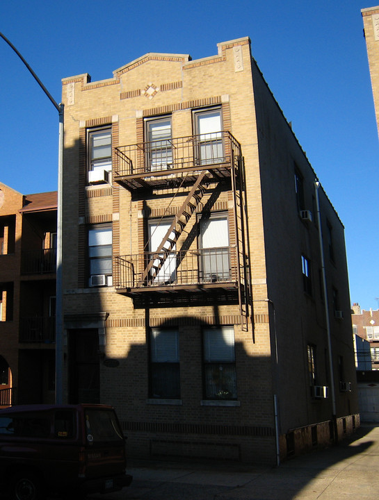 25-72 42nd St in Astoria, NY - Building Photo