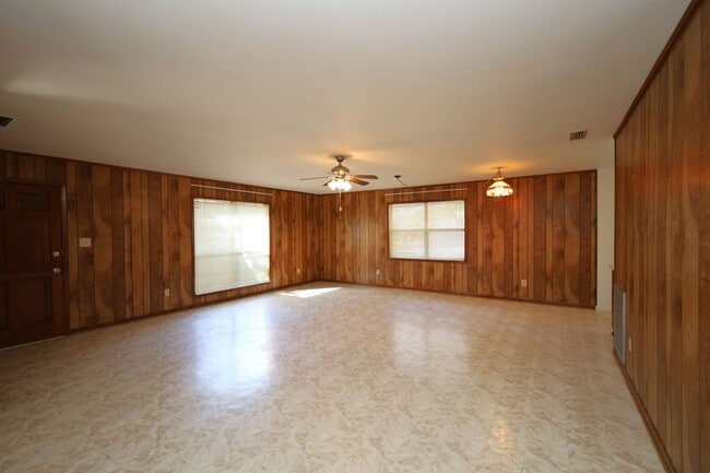 601 E Stanfill St in Hahira, GA - Building Photo - Building Photo