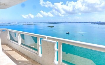 1717 N Bayshore Dr in Miami, FL - Building Photo - Building Photo