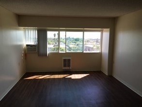 Bellflower Friendship Manor 62+ Community in Bellflower, CA - Foto de edificio - Building Photo