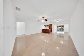 7417 Twin Sabal Dr in Miami Lakes, FL - Building Photo - Building Photo