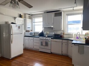 36 Hammond St in Newport, RI - Building Photo - Building Photo