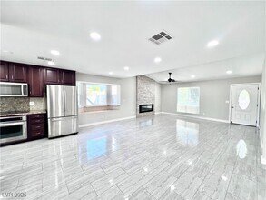 5828 W Divers Cove Way in Las Vegas, NV - Foto de edificio - Building Photo