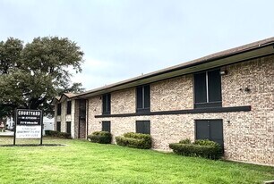 Courtyard on Jefferson in Dallas, TX - Building Photo