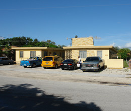 12400 NE 12th Ct in Miami, FL - Foto de edificio - Building Photo